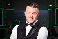 Una croupier presiede un tavolo roulette live di NetEnt.