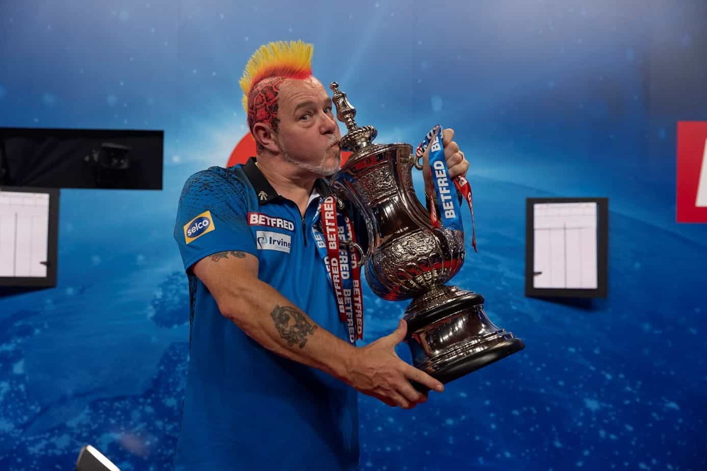Peter Wright kissing the Phil Taylor trophy.